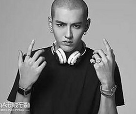 网络直播不雅内容泛滥与娱乐圈低调影帝的鲜明对比