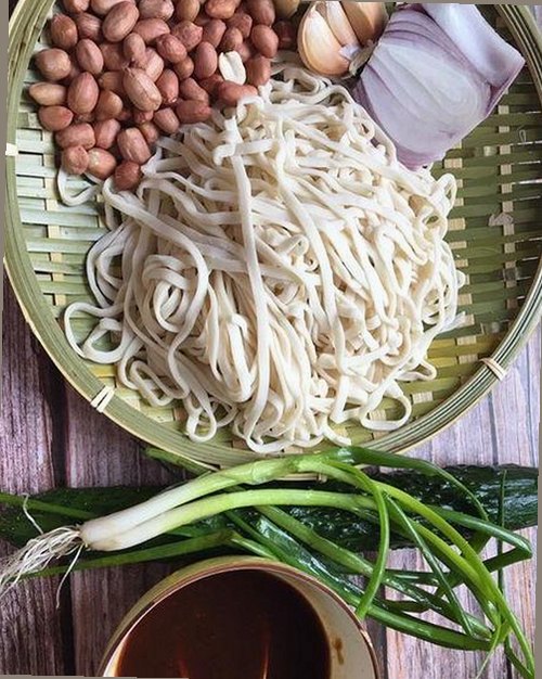 卢莹最新大片曝光:宝蓝透视装展现性感新面貌,引发网友热议