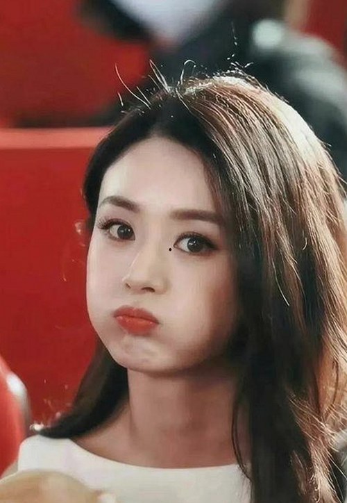 甘露暗黑美容照引热议,娱乐吃瓜酱和闺蜜团背后的故事揭秘